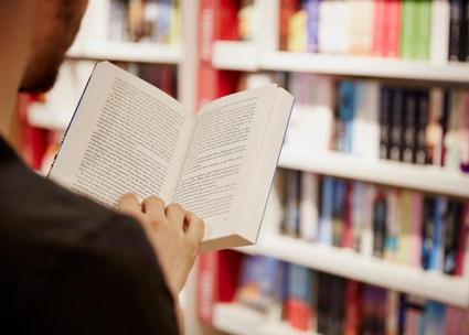 Person blättert in einem Buch Person blättert in einem Buch